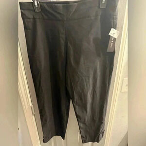 Alex & Olivia pull on stretchy capris with cross cross design at bottom Size 16